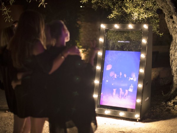 animation-Animation-photo-grace-a-un-miroir-interactif-pour-votre-evenement