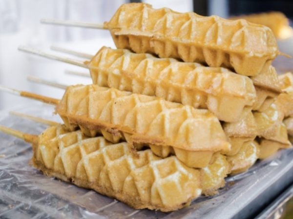 Team-Building-Une-animation-culinaire-bon-enfant-avec-la-gaufre-en-forme-de-sucette