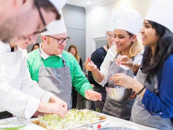 team-building-Team-Building-atelier-cours-de-cuisine-en-groupe-a-Paris
