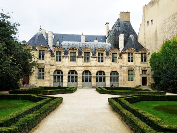 team-building-Team-Building-visite-guidee-en-equipe-de-Paris-cote-coeur