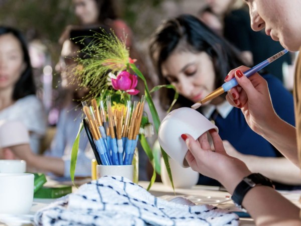 team-building-Peinture-sur-ceramique-decoration-de-poterie-DIY-artisanat