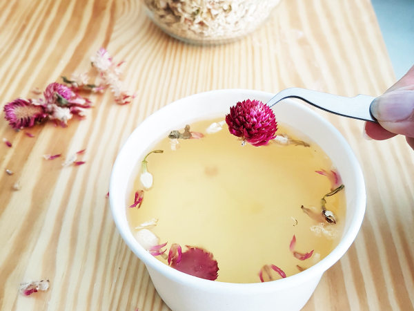 team-building-Team-building-atelier-de-confection-de-bougie-fleurie-a-distance