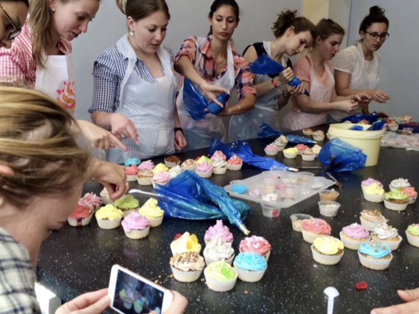 Team-Building-atelier-de-patisserie-en-equipe-preparation-de-cupcakes
