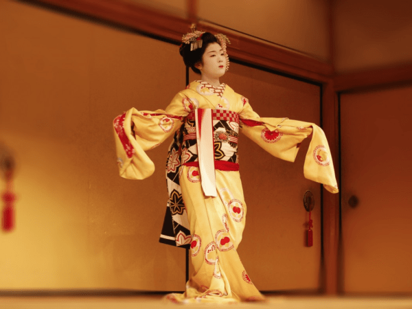 Team-Building-cours-de-danse-japonaise-en-equipe-a-paris-team-building-d-exception