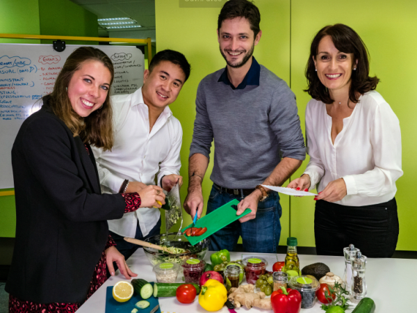 team-building-team-building-cours-de-cuisine-au-bureau-a-paris-entre-collegues