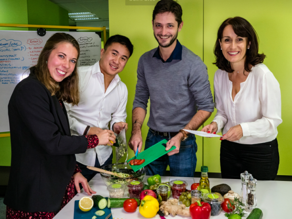 Team-Building-team-building-cours-de-cuisine-au-bureau-a-paris-entre-collegues