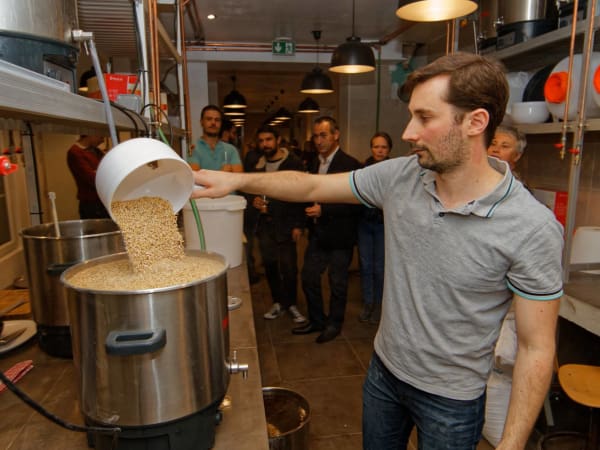 Team-Building-atelier-decouverte-brassage-de-biere-entre-collegues-a-paris