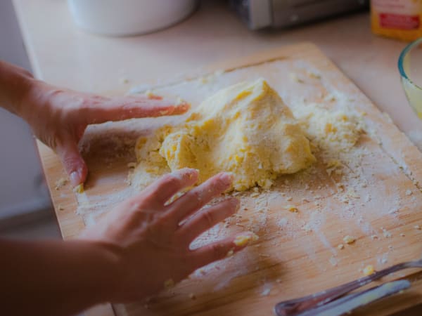 Team-Building-atelier-en-equipe-de-patisserie-preparation-d-un-cake-design