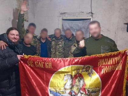 Брянский настоятель в Донецке передал бойцам освященное полковое знамя