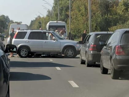 В Брянске мотоциклист врезался во внедорожник на улице Флотской