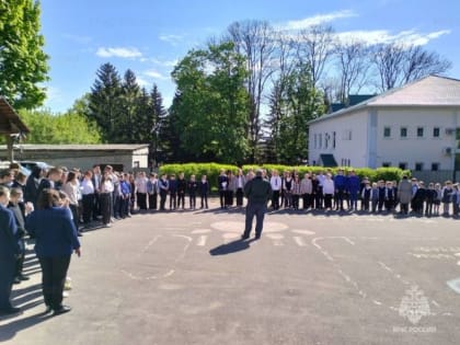 Брянских школьников и учителей учили эвакуироваться из здания