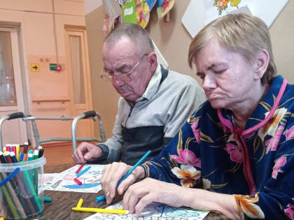 Арт-терапия помогает пожилым людям впустить в жизнь яркие краски, чувства и события