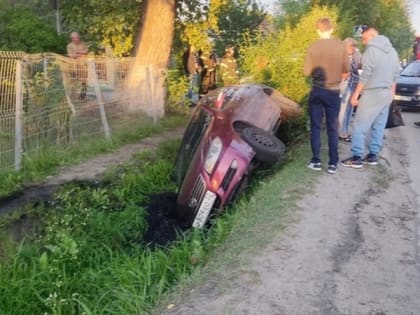 ДТП в Брянске: на «проклятом перекрёстке» легковушка протаранила две машины и улетела в канаву