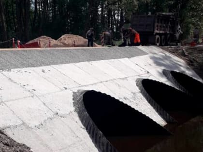 В Навлинском районе наполовину отремонтировали мост через реку Крапивну