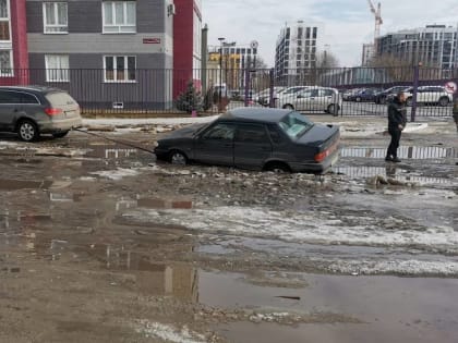 В Брянске на улице Визнюка автомобили начали тонуть в глубоком бассейне посреди дороги
