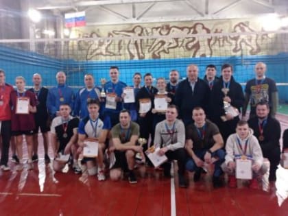 В Карачеве состоялся новогодний турнир по волейболу