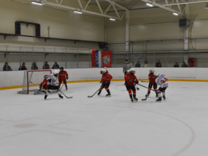 Две ледовые арены Брянска приняли матчи детского первенства региона по хоккею