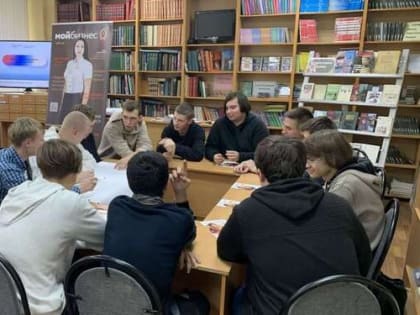 Больше 200 брянских студентов познакомились с основами предпринимательства в 2022 году