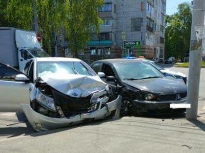 В Брянске у «БУМ Сити» водитель Mitsubishi врезался в Kia и разбил голову 28-летней девушке