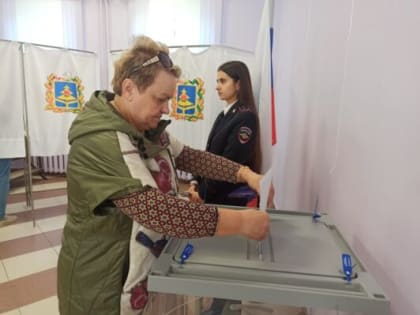 С позитивным настроем приходят избиратели на УИК № 209 в Глинищево