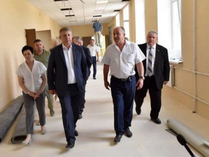 Брянский губернатор Александр Богомаз проверил ремонт школы №1 в Локте