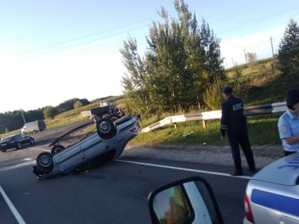 На брянской трассе перевернулась легковушка