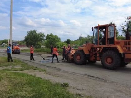 В подшефной Брянке ЛНР с помощью брянской техники ремонтируют дорогу