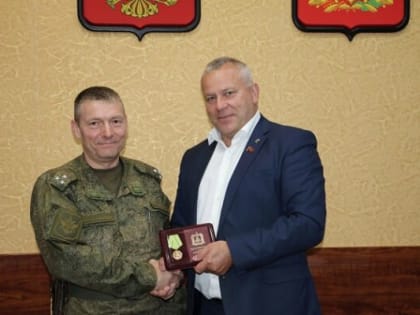 Спикер Брянской областной Думы Валентин Суббот вручил памятную медаль командиру войсковой части