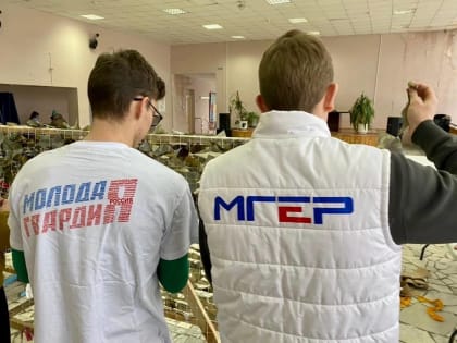 В Карачевском районе в плетении маскировочных сетей участвуют активисты МГЕР
