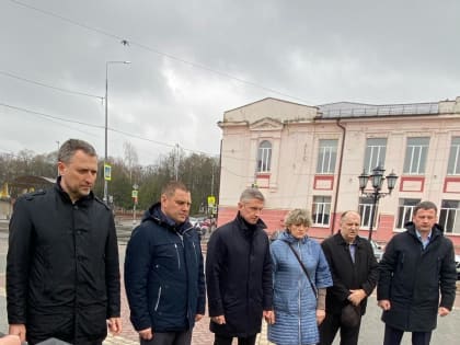 Клинчане несут цветы, свечи и детские игрушки к фонтану 