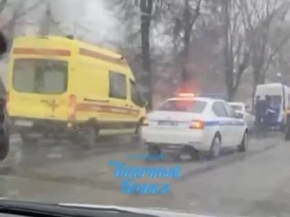 В Брянске на улице Советской столкнулись 2 легковушки