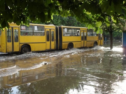 Подрядчик не намерен убирать лужу на улице Куйбышева