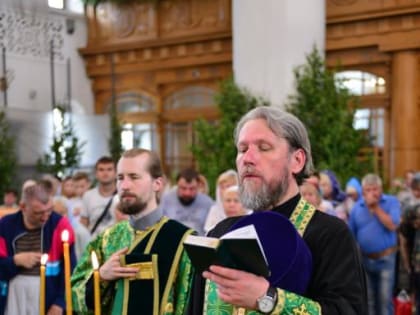 В канун Дня Святой Троицы Митрополит Александр совершил Всенощное бдение в Брянском Свято-Троицком Кафедральном Соборе