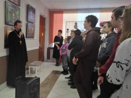 Благочинный Севского церковного округа принял участие в открытии фотовыставки