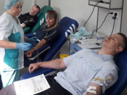 Брянские полицейские приняли участие в акции по сдачи крови