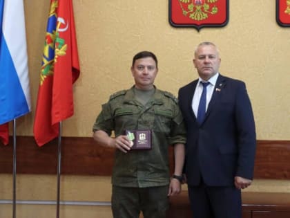Комиссару Урмансову спикер Брянской облдумы Валентин Суббот вручил памятную медаль