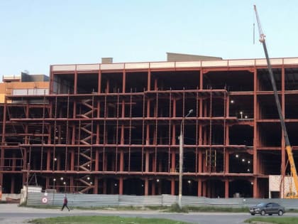 В Брянске начали одевать в сэндвич-панели еще одну сторону ТРЦ «МегаГринн»