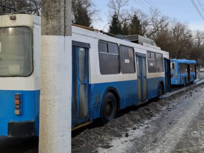 В Брянске на улице Калинина столкнулись автобус № 27 и троллейбус № 2