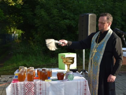 Дружно величаем, Медовый Спас встречаем!