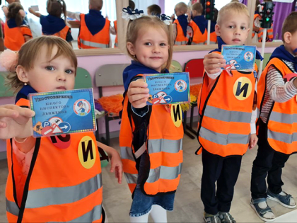 В Клинцах детсадовцев приняли в отряд Юных инспекторов дорожного движения