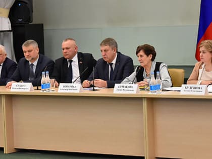 Продолжить курс на консолидацию общества: Губернатор принял участие в первом заседании Общественной палаты Брянской области шестого созыва