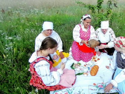 Колоски в снопы вяжутся, караваем в печи оборачиваются.