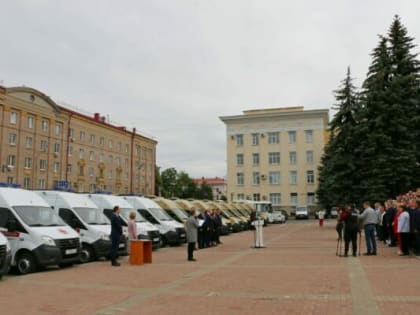В Брянске медучреждениям региона в торжественной обстановке передали новые машины «скорой помощи»