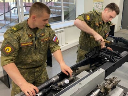 Курсантам военного центра вручили медали «Брянск − город воинской славы»