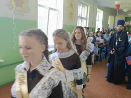 Торжественная линейка, посвященная последнему звонку, в Высокской СОШ Мглинского района