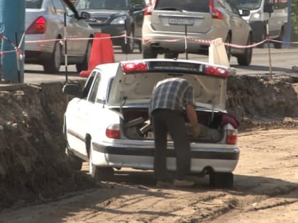 В Брянске на улице Авиационной украли плитку на глазах у дорожников