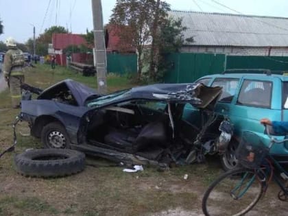 В Клинцах водитель «Ауди» врезался в столб и протаранил ВАЗ