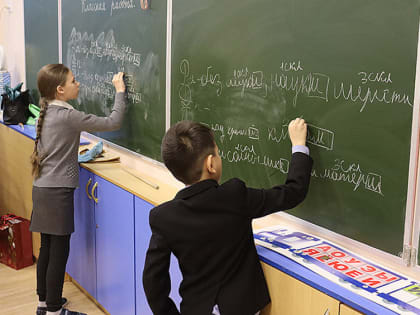 Школьников хотят научить реагировать на фейки и русофобию в сети