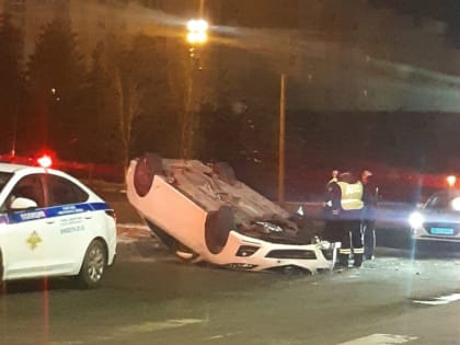 Полицейская погоня в центре Брянска завершилась переворотом автомобиля-нарушителя с молодыми людьми