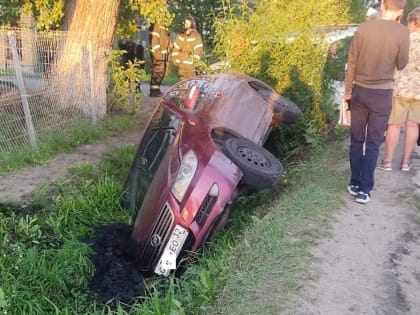 В Брянске попавшая в ДТП с двумя авто иномарка угодила в канаву